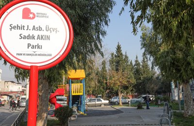 Bayraklı’nın parklarında tabelalar yenilendi